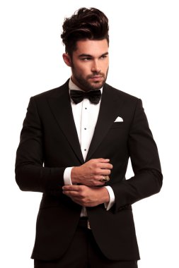 moda şık erkek smokin onun kol sabitleme