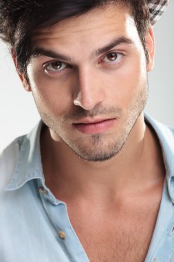 yakışıklı bir adam closeup