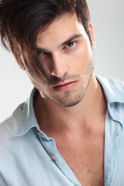 gri arka plan üzerinde sıradan genç adam