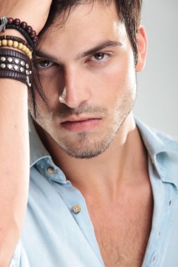 Yakışıklı bir adamın portresi.