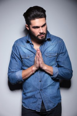 mavi gömlekli dua içinde adam