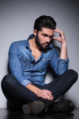 adam mavi gömlek düşüncesinde