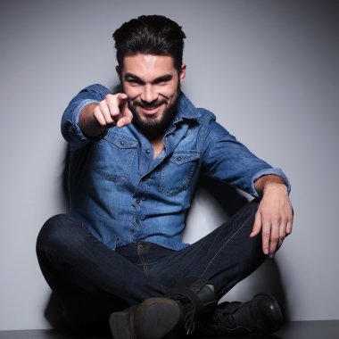 mavi gömlekli işaret içinde adam