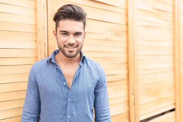 Lachende casual man in blauw shirt — Stockfoto