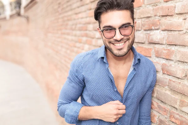 Hombre con gafas mira a un lado y se ríe — Foto de Stock