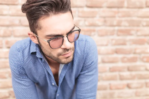 Close-up foto de um jovem homem casual com óculos — Fotografia de Stock