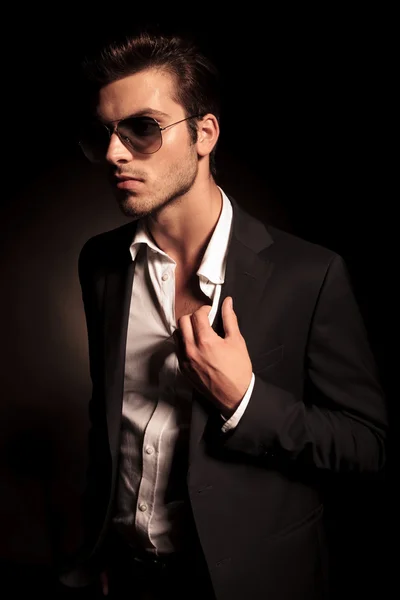 Sexy fashion man with sunglasses looks away — Stock Photo, Image