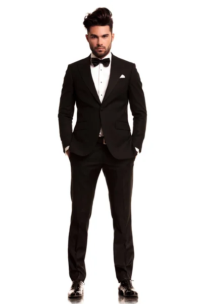 Man wearing tuxedo standing with hands in pockets — Stock Photo, Image