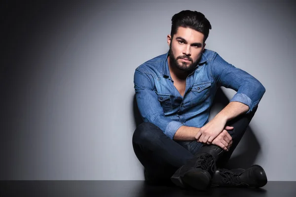 Uomo in camicia blu seduto — Foto Stock