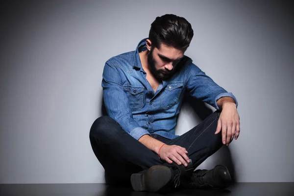 Man sitting and looking down — Stock Photo, Image