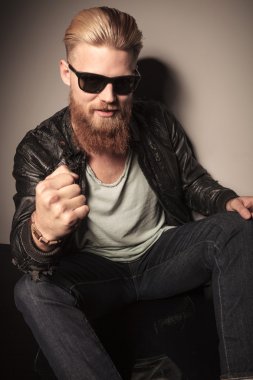 zorlu güneş gözlüklü cool adam