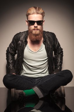 katta oturan cool erkek modeli