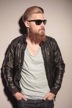 Casual adam duvarda oturan sakallı