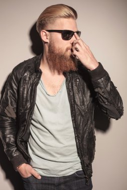 moda erkek güneş gözlüklerini sabitleme