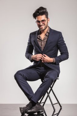  iş adamı kadar otururken ceketinin düğmelerini