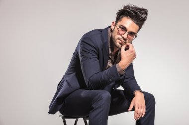 şık erkek, ağzında sigara koyar.