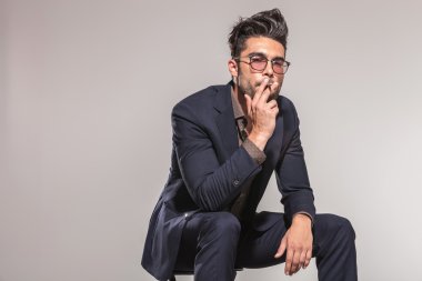 zarif delikanlı otururken onun puro keyfi