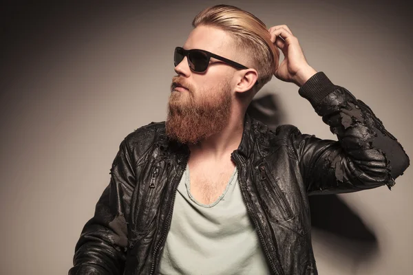 Handsome man fixing his hair — Stock Photo, Image