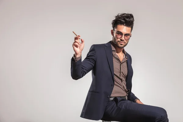 Cool uomo elegante con sigaro pronto a fumare — Foto Stock