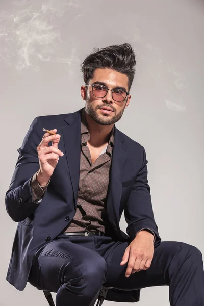 Portrait of an elegant young man in suit smoking — Stock Photo, Image