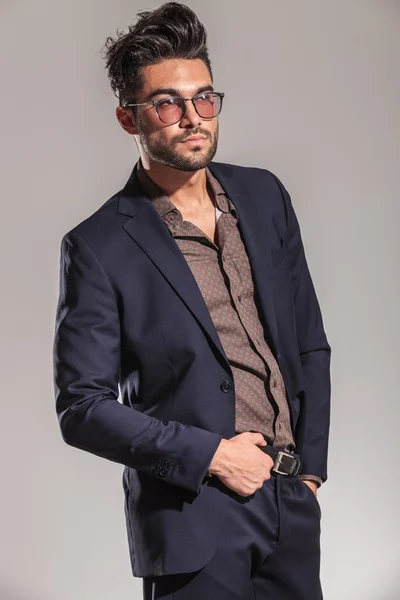 Man in  suit and shirt  holding his belt — Stock Photo, Image