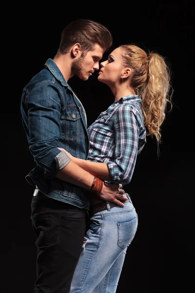 çekici genç bir çift birbirine holding