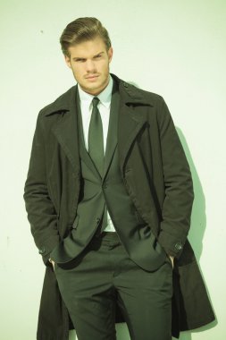 Kameraya bakarak zarif iş adamı 