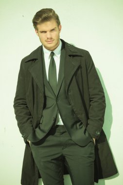 Siyah takım elbise giyen cazip iş adamı