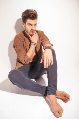 yakışıklı adam yerde rahatlatıcı