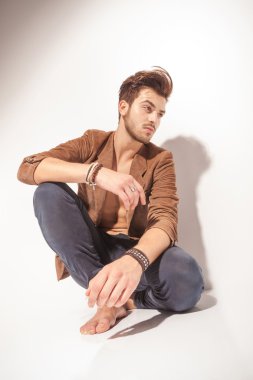 adam yere dinlenme ve düşünme