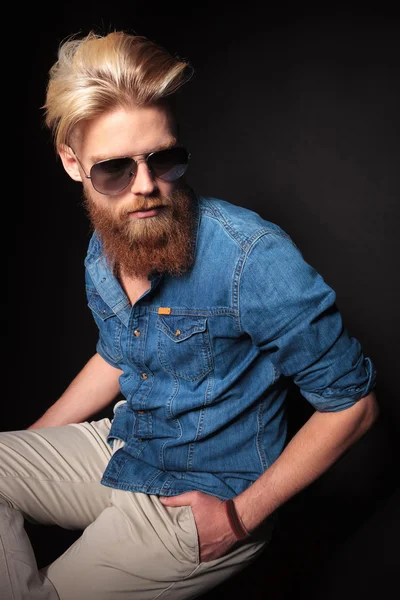 Hombre de moda con una camisa azul sentado —  Fotos de Stock