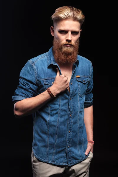 Άνδρα που φοράει μπλε πουκάμισο τράβηγμα δικός του κλείδωση — Φωτογραφία Αρχείου