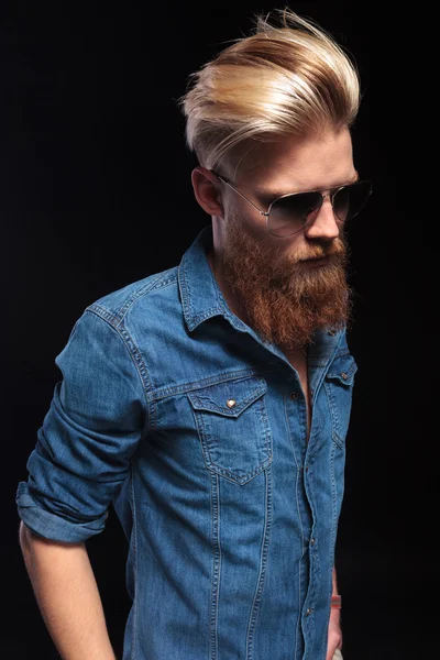 Mode man in blauw shirt naar beneden te kijken — Stockfoto
