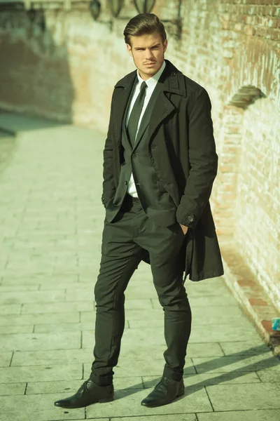 Business man on a sidewalk with his hand in pocket — Stock Photo, Image