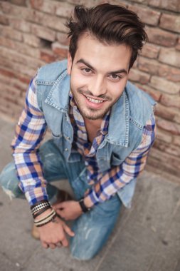 yan yürüyüş üzerinde oturan genç adam