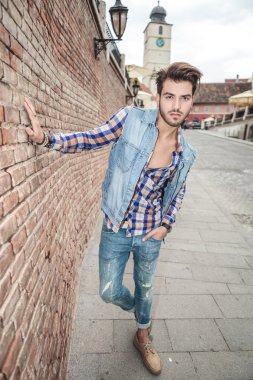yakışıklı adam elini cebine 