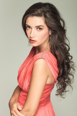 Kırmızı elbiseli çekici bir genç kadın tarafında 