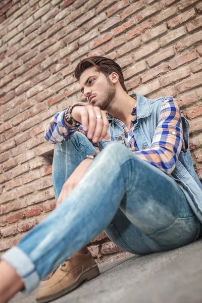 Hombre guapo descansando en la acera —  Fotos de Stock