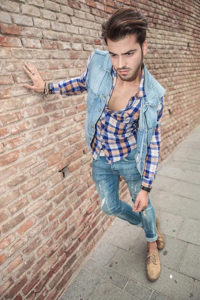 Uomo di moda appoggiato su un muro di mattoni — Foto Stock