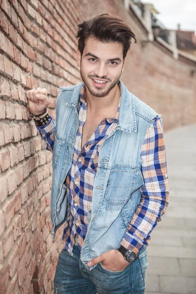 Fashion man smilling with his hand in the pocket — Stock Photo, Image