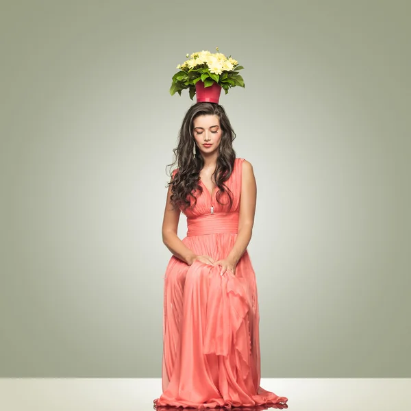 Senhora em vestido vermelho com cesta de flores na cabeça — Fotografia de Stock