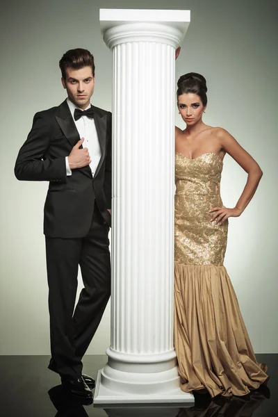 Formal man and woman in evening clothes near column — Stock Photo, Image