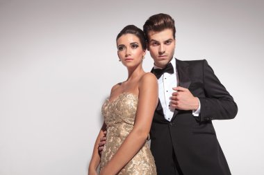 şık moda çift gri studio arka plan üzerinde poz