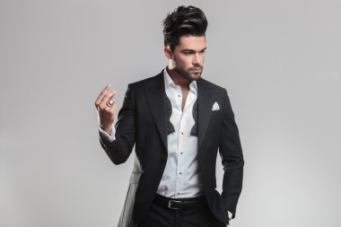 onun parmak dayama smokin yakışıklı genç 