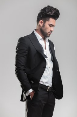 elleri cebinde tutuyor smokin zarif adam 