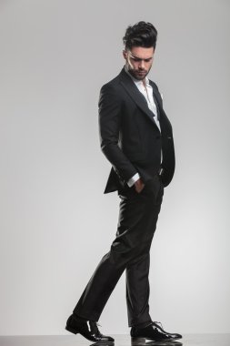  elleri cebinde tutuyor smokin zarif adam