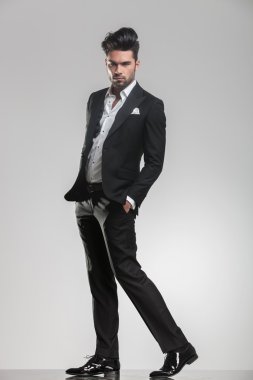 Smokin yürüme zarif genç adam