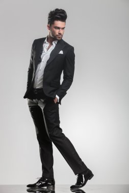 uzak kameradan bakan zarif genç adam