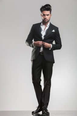 genç adam ajusting onun smokin