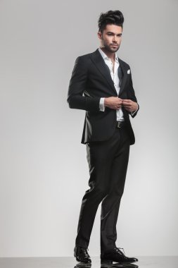 yakışıklı genç adam onun smokin kapanış. 